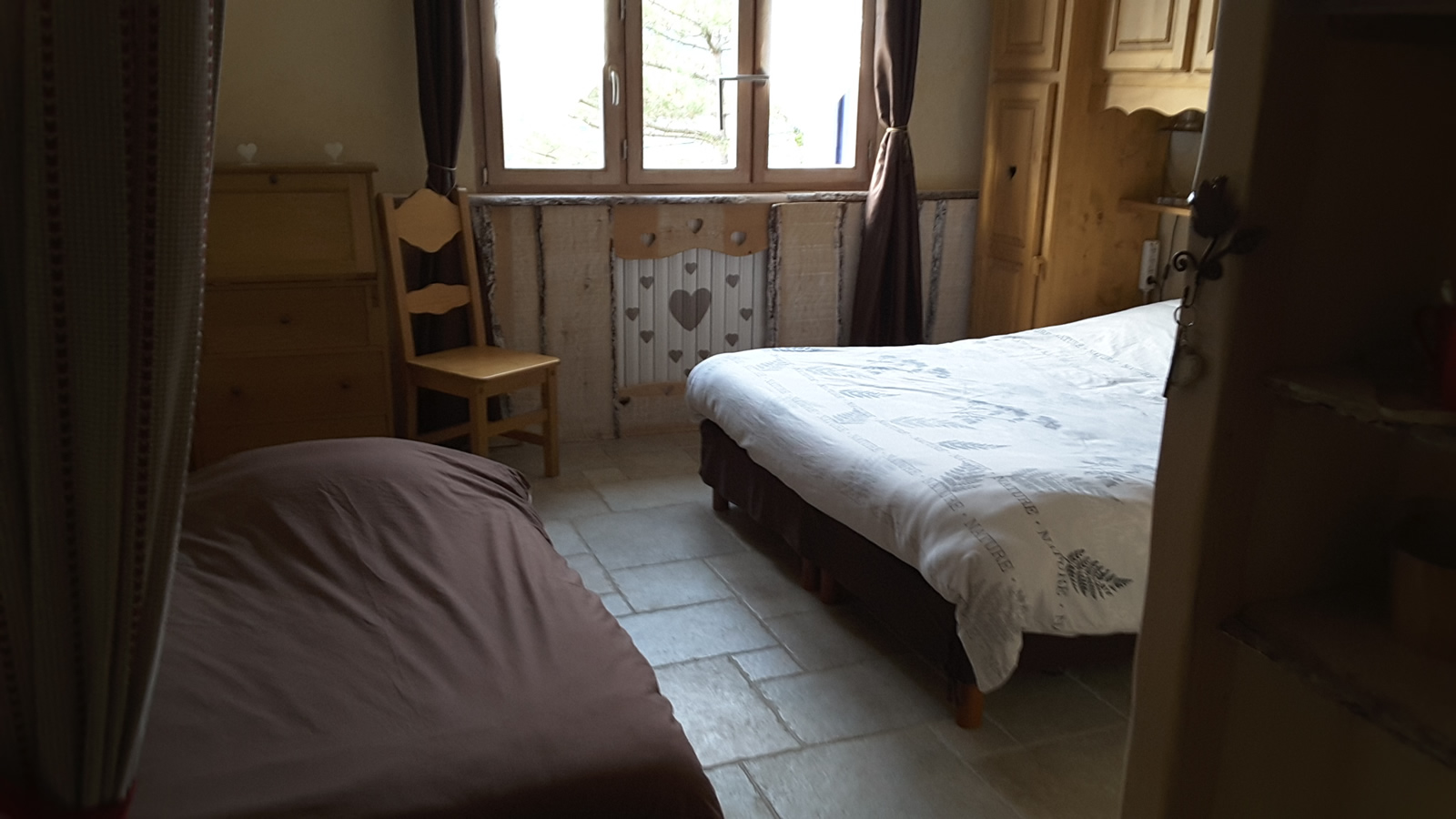 //www.la-ferme-du-villard.com/wp-content/uploads/2017/09/chambre-bergerie.jpg